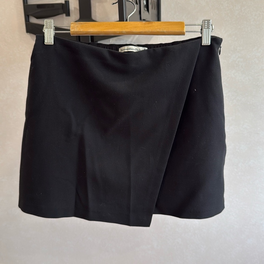 ABERCROMBIE AND FITCH SKIRT WITH SHORTS
